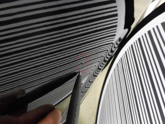 Tür hinten links: Kleine Delle mit Lackbschädigung