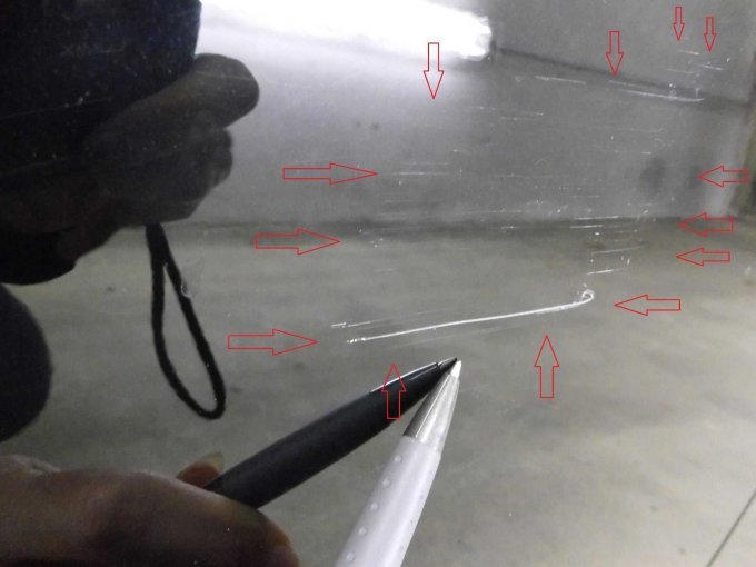 Tür vorne rechts: Tiefere Kratzer mit Lackbeschädigungen, Lackschlieren