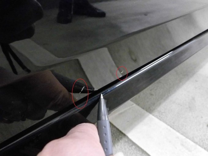 Tür vorne links unten: Kratzer mit Lackbeschädigung, Lackschlieren