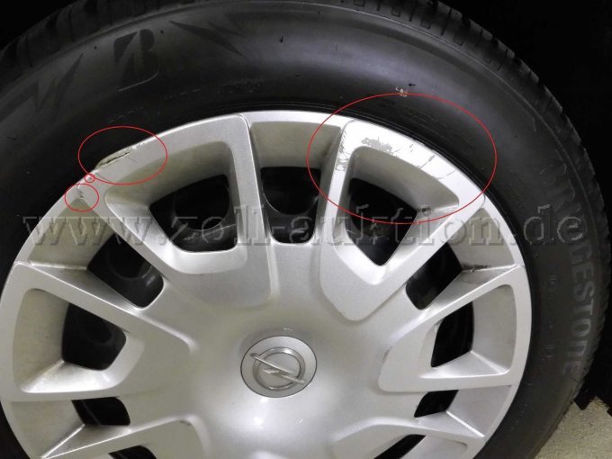 Radzierblenden: stärkere Gebrauchsspuren > vorne rechts: Beschädigungen, Kratzer