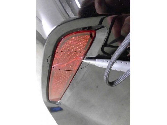 Stoßfänger hinten: Rückstrahler links gerissen