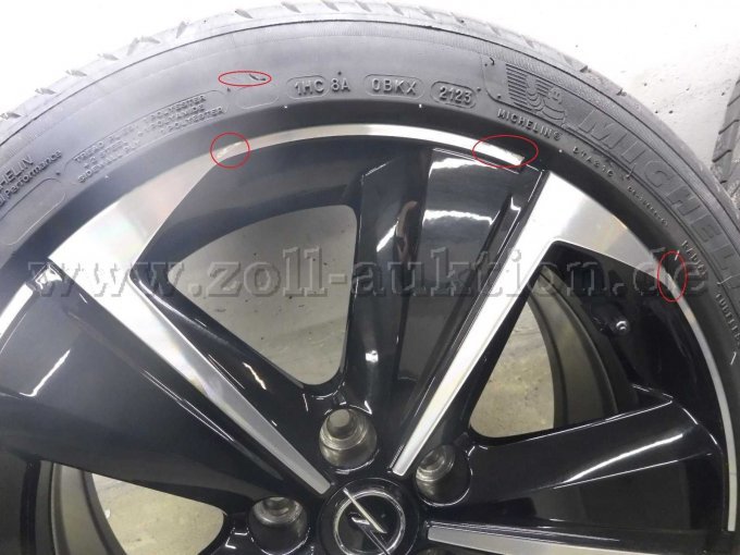 LM-Felge u. Reifen Sommerrad vorne rechts: mehrere Kratzer u. kleine Beschädigung im Reifen