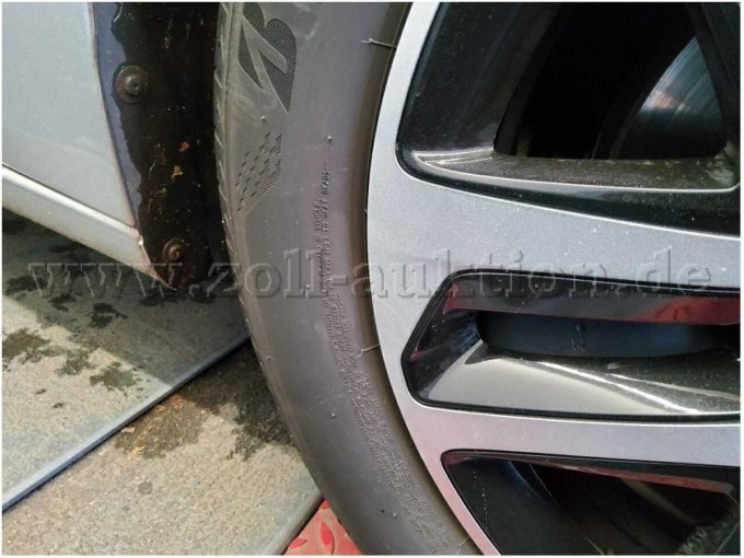 Radzierbelnde vorn rechts verschrammt - Gebrauchschaden