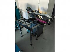 OPTIMUM Metallbandsäge mit angebauter Werkstück-Zuführbahn; Darstellung der fünf Stahlrollen und der höhenverstellbaren Standbeine