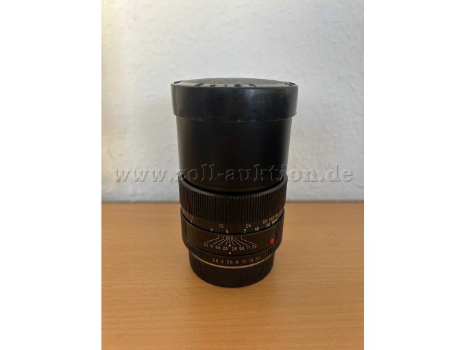 Objektiv steht aufrecht, Objektivdeckel ist auf dem Objektiv