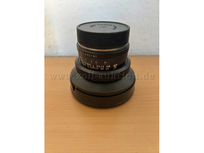 Objektiv steht aufrecht, frontal fotografiert