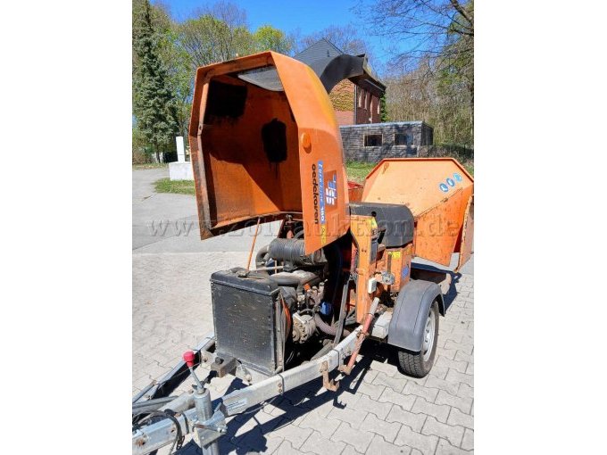 Seitenansicht mit offener Motorhaube