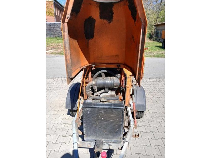 Offene Motorhaube mit Kühler