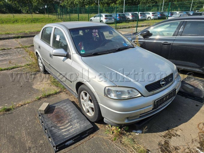 Opel Astra-G STH 1.6 Ansicht von vorne rechte Seite