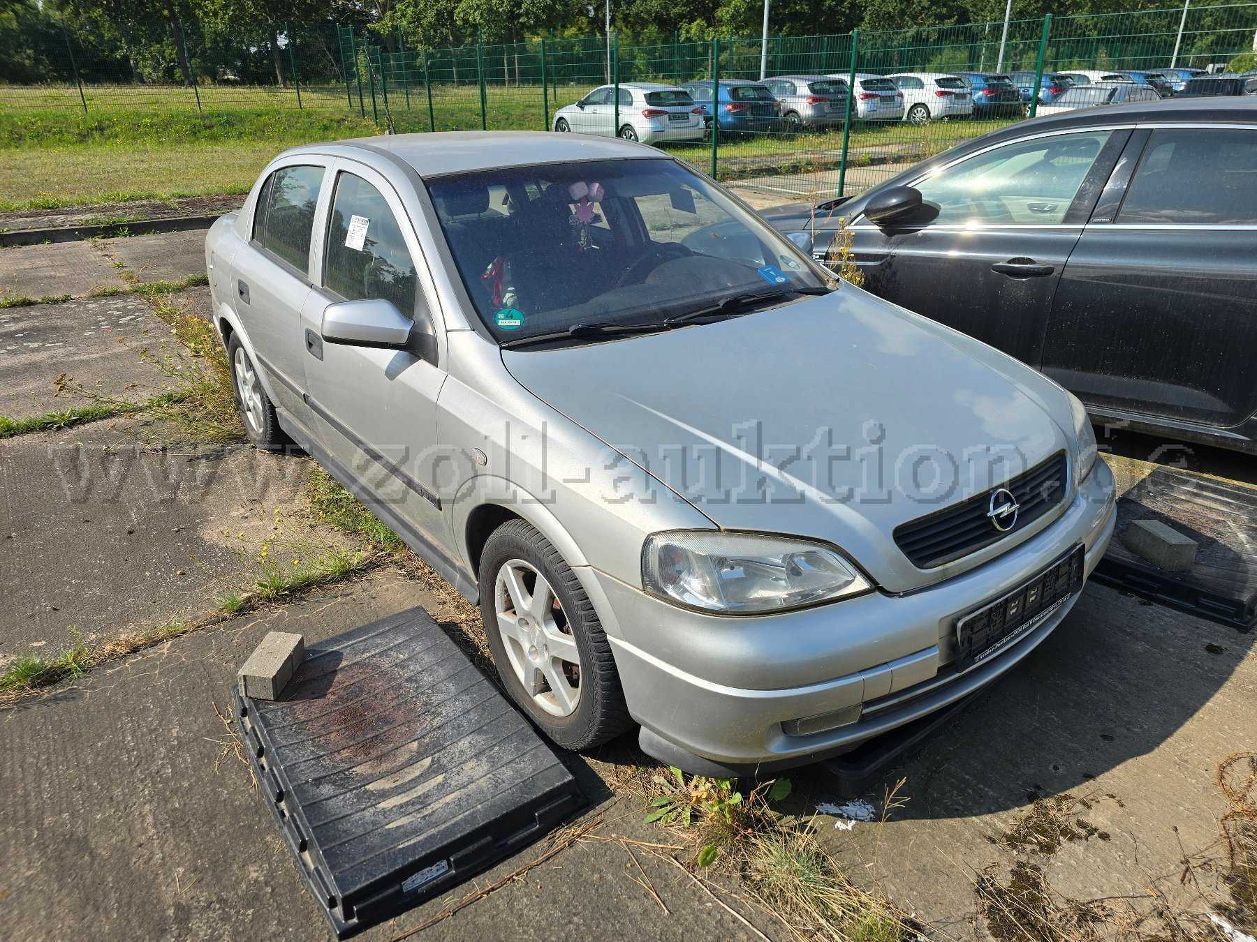 Opel Astra-G STH 1.6 Ansicht von vorne rechte Seite