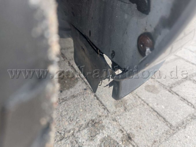 Schürze vorne rechts beschädigt