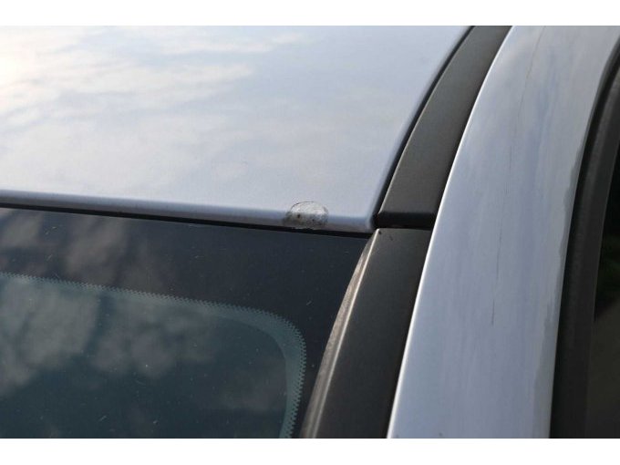 Lackschäden am Dach vorne