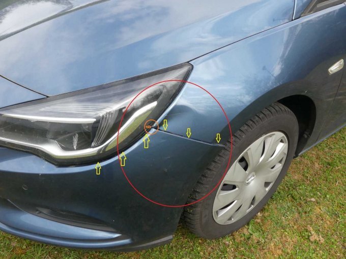 Fahrzeugseite vorne links mit einem Unfallschaden