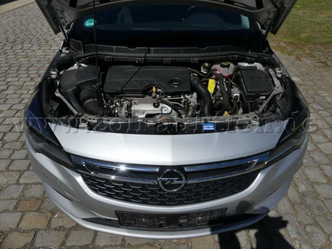 Frontansicht mit Motorraum