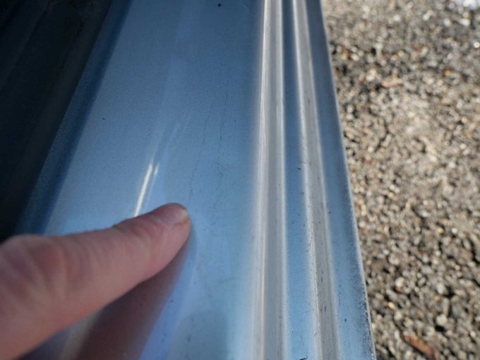 Delle im Einstiegsbereich beifahrerseitig