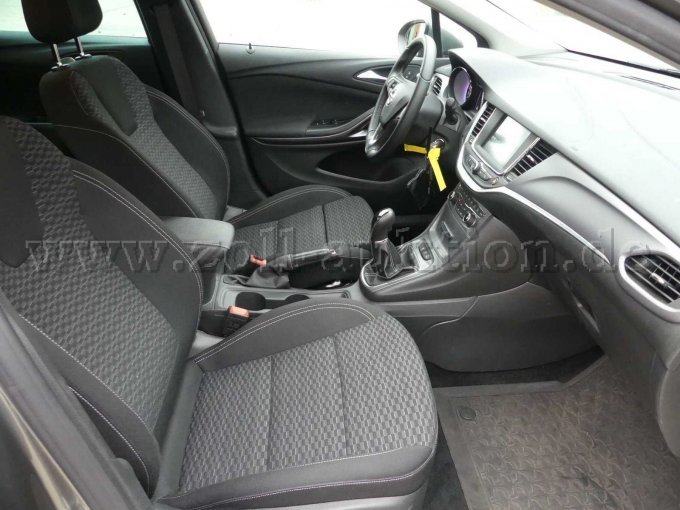 Einstieg und Fahrgastraum vorn rechts