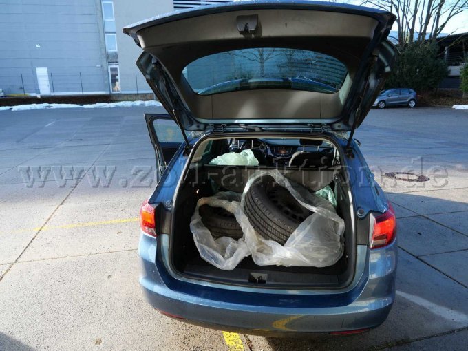 Gepäckraum mit Sommerrädern