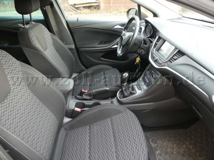 Einstieg und Fahrgastraum vorn rechts