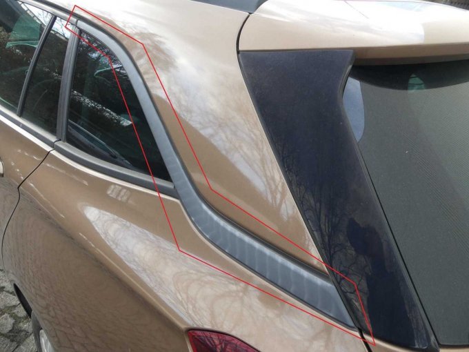 Beispiel-Schaden ausgeblichene Zierleiste