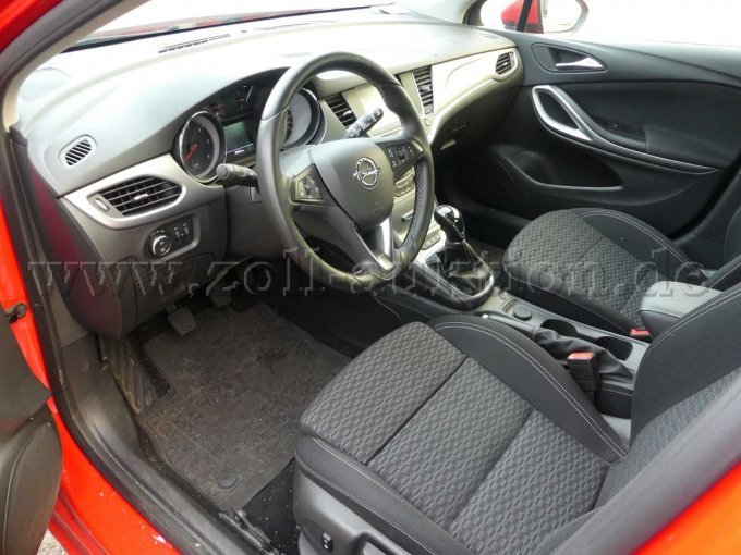 Einstieg und Fahrgastraum vorn links