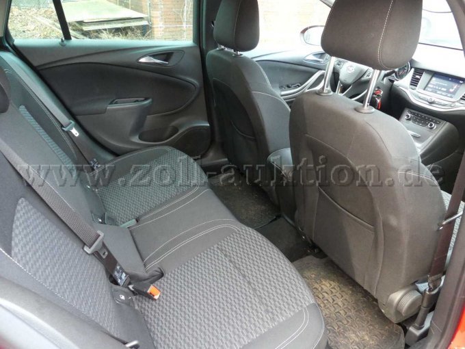 Einstieg und Fahrgastraum hinten rechts