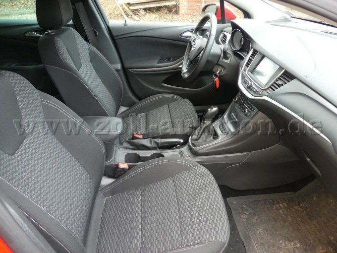 Einstieg und Fahrgastraum vorn rechts