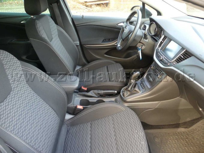 Einstieg und Fahrgastraum vorn rechts