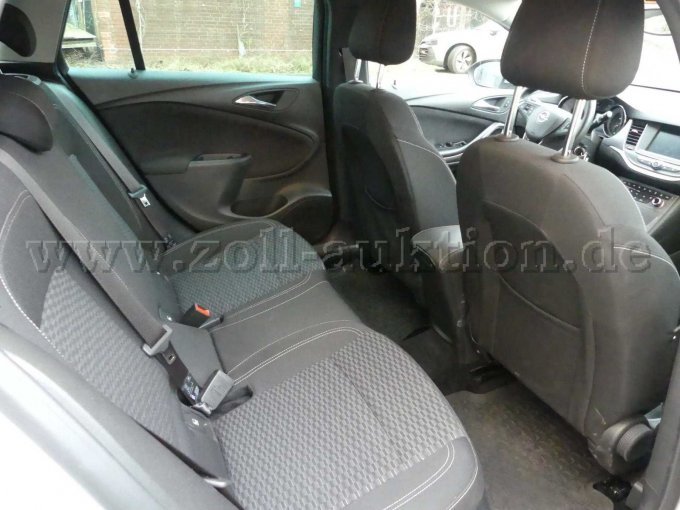 Einstieg und Fahrgastraum hinten rechts