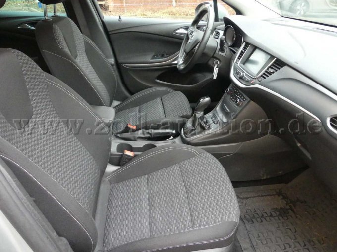 Einstieg und Fahrgastraum vorn rechts