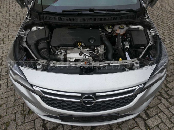 Frontansicht und Motorraum