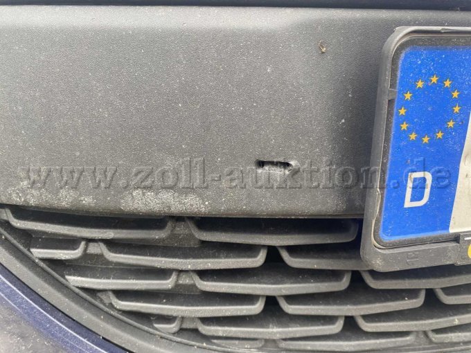 Opel Astra Sports Tourer: Loch in Stoßstange vorne