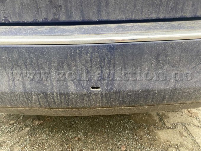 Opel Astra Sports Tourer: Loch in Stoßstange hinten Opel Astra Sports Tourer: Loch in Stoßstange hinten