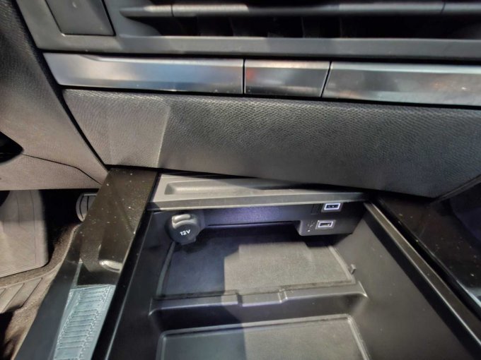 Innenraum Ablage USB und 12 V. Anschluss