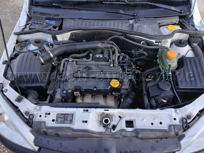 Motorhaube geöffnet, innenraum