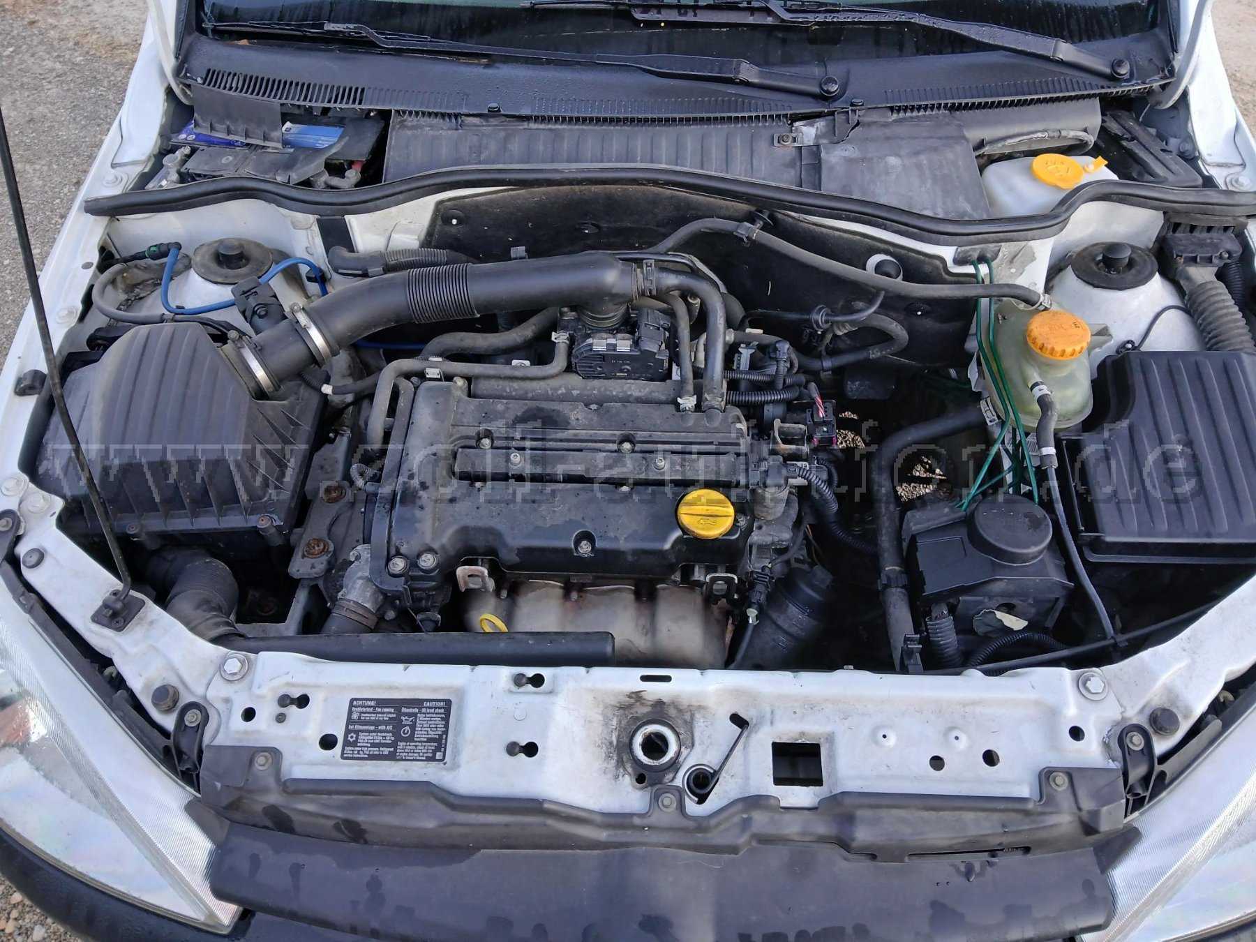 Motorhaube geöffnet, innenraum
