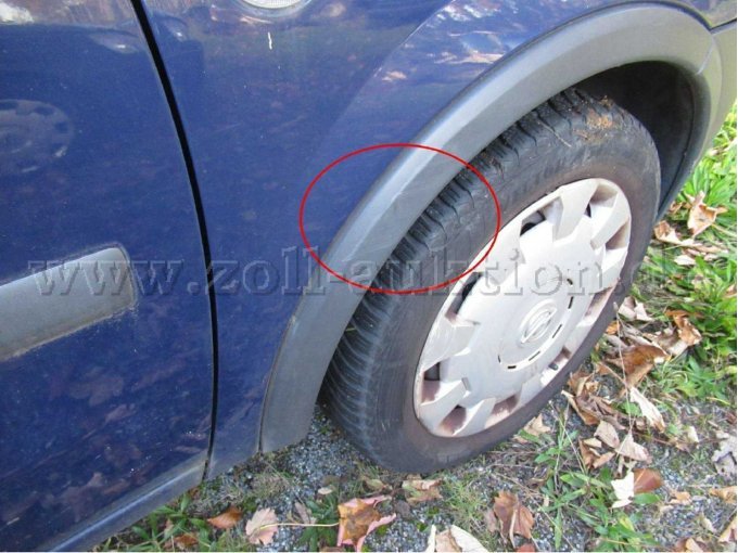 Radlaufleiste vorne rechts verkratzt