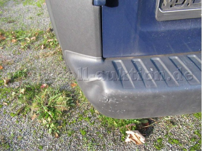 Stoßfängerecke hinten links verformt