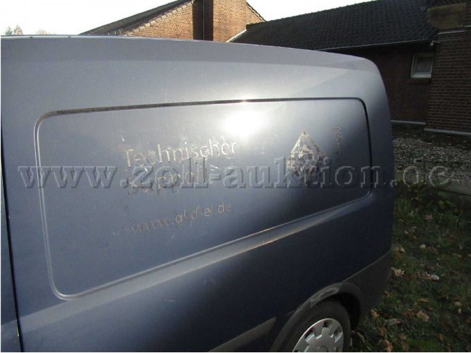 massive Kleberückstände an diversen Karosserieteilen