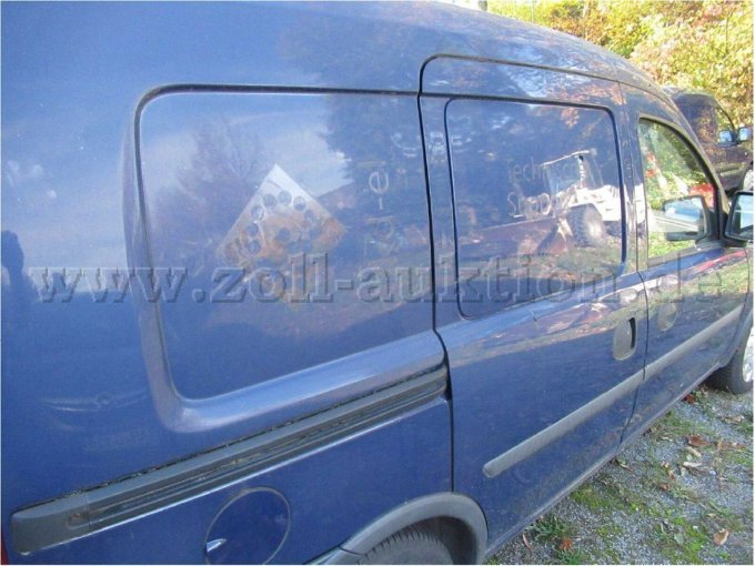 massive Kleberückstände an diversen Karosserieteilen