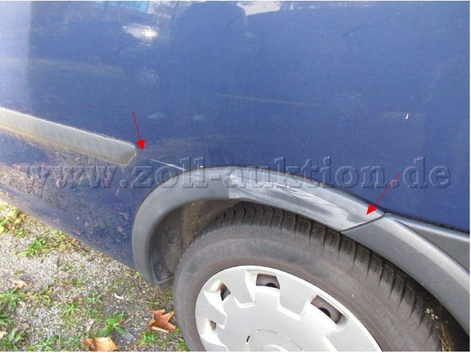 Seitenteil links verkratzt
Radlaufverkleidung hinten links verkratzt