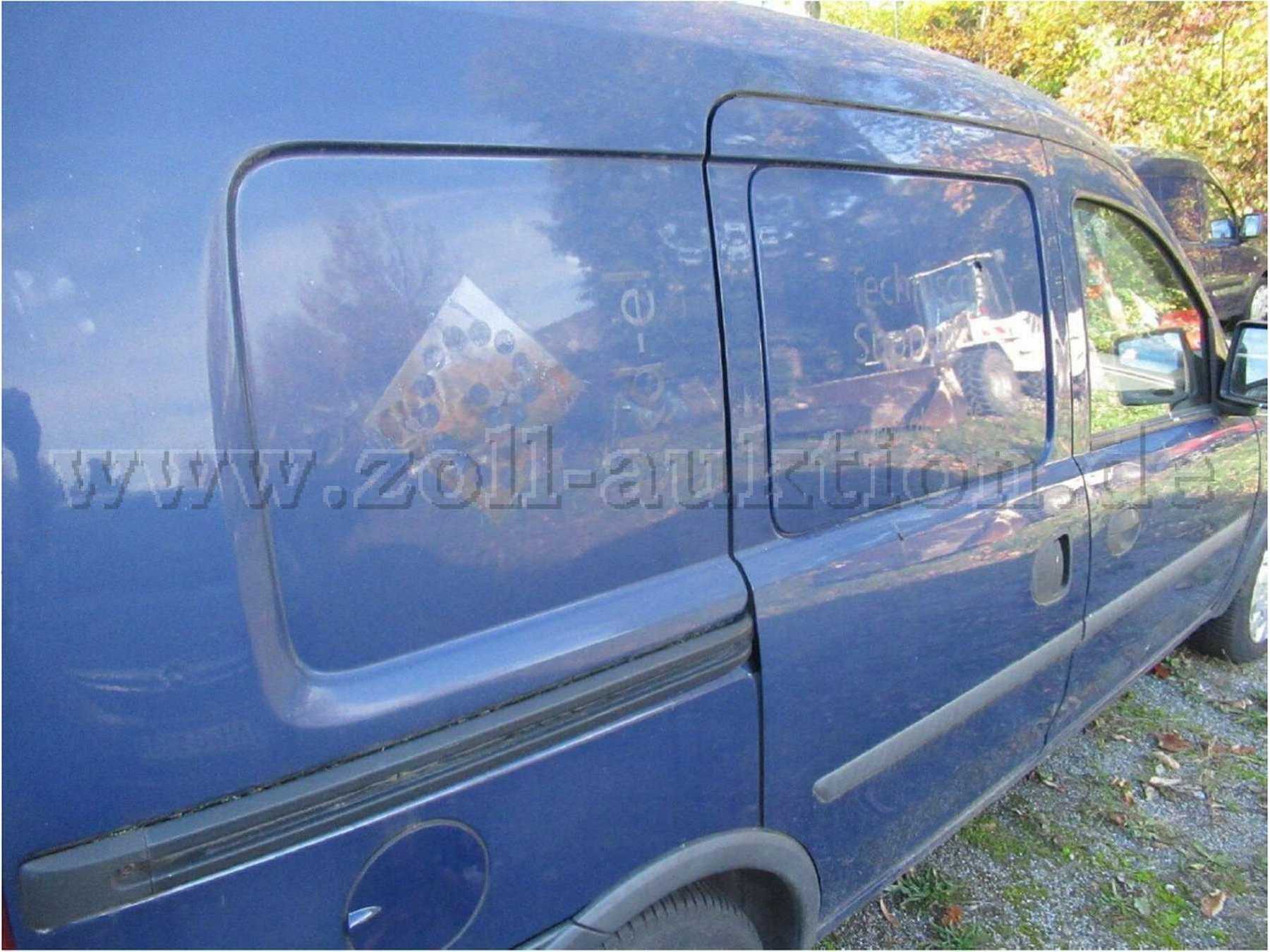 massive Kleberückstände an diversen Karosserieteilen