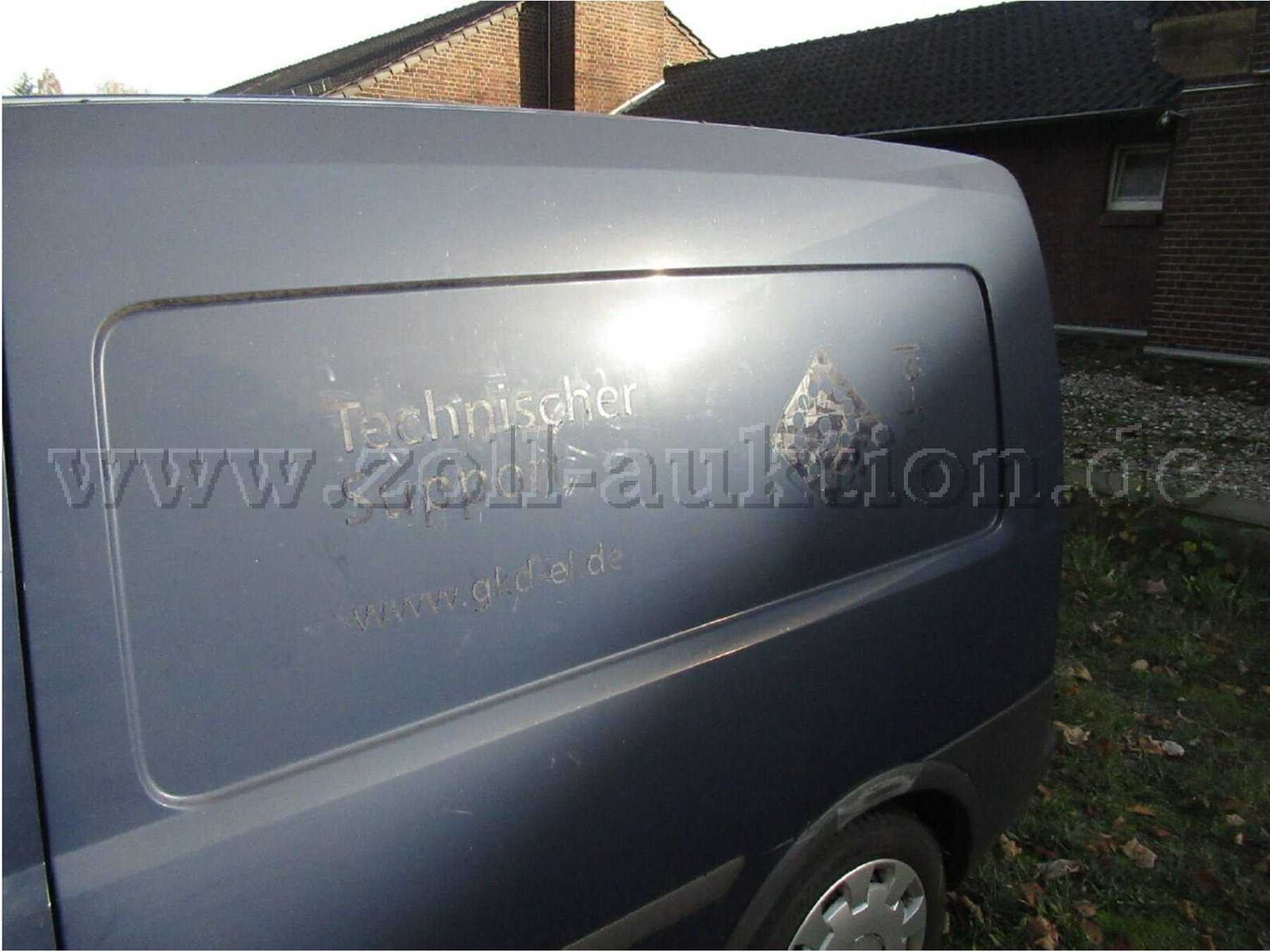 massive Kleberückstände an diversen Karosserieteilen