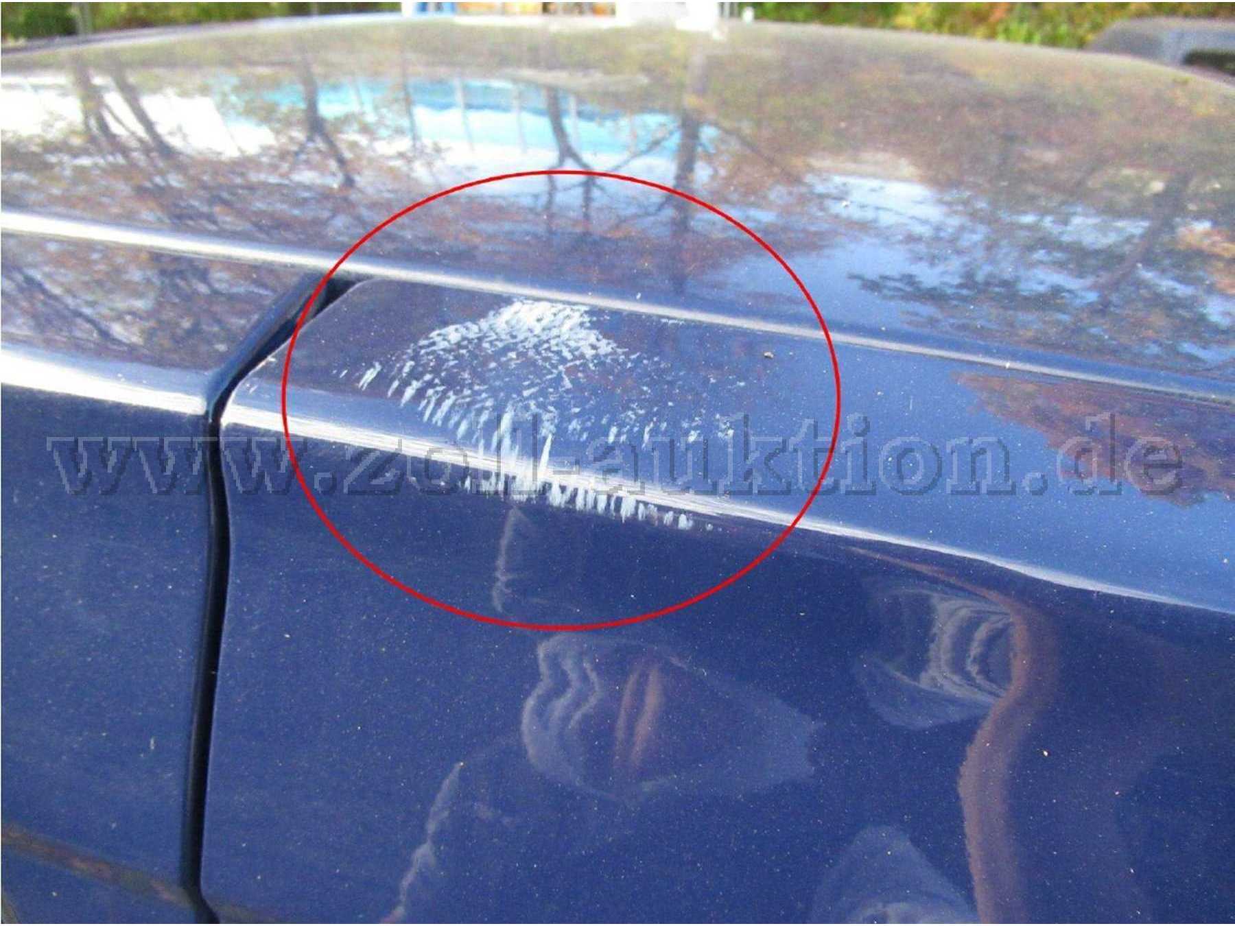 Heckflügeltür rechts oberhalb verkratzt