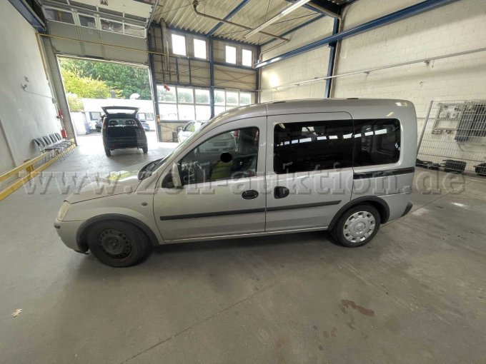 Opel Combo / Seitenansicht