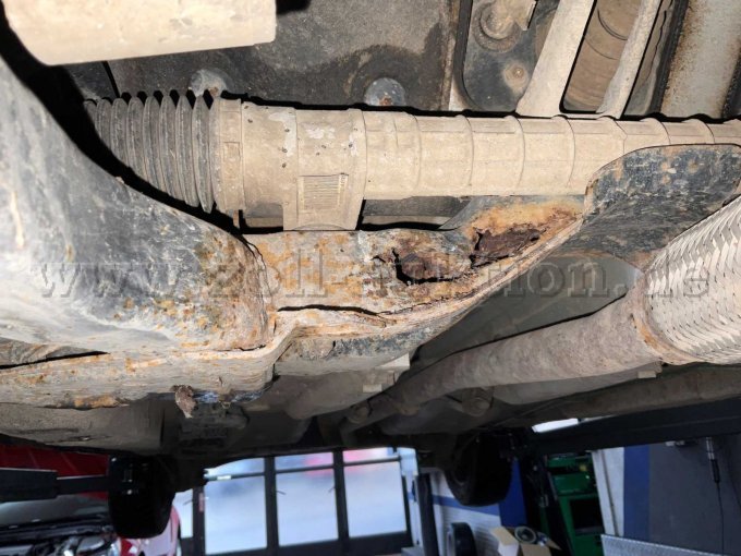 Ansicht von unten, defekte Vorderachse