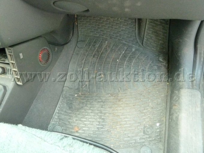 Fußmatte Beifahrersitz verschmutzt