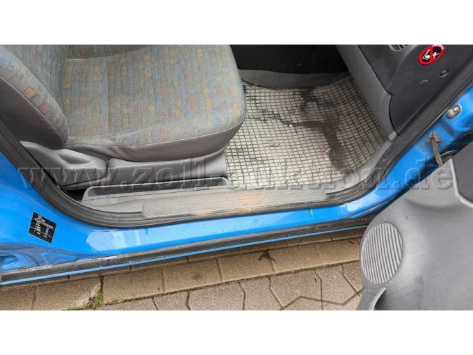 Opel Combo C Beifahrerseite Fußraum