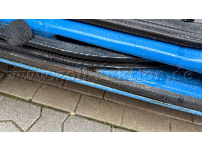 Opel Combo C Detailansicht Führung Seitentüre unten mit Roststellen