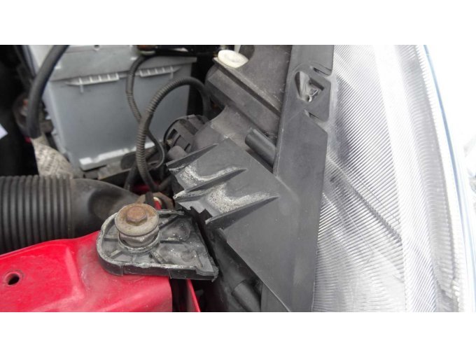 Schaden Scheinwerferaufhängung