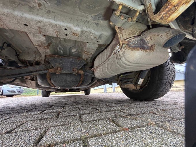 Unterboden mit Auspuffanlage